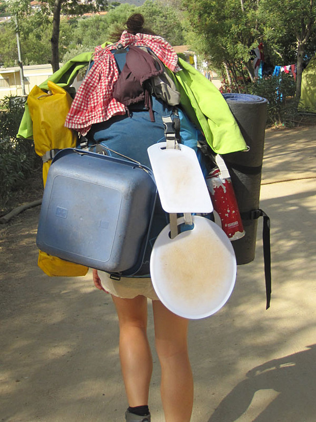 Jugendliche Trekking Freizeit Teilnehmerin beim wandern mit Rucksack in Korsika.