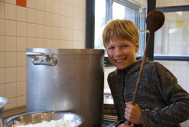 Kind beim kochen in der Küche des ökologischen Sommerlagers / Zeltlagers mit Spaß. 